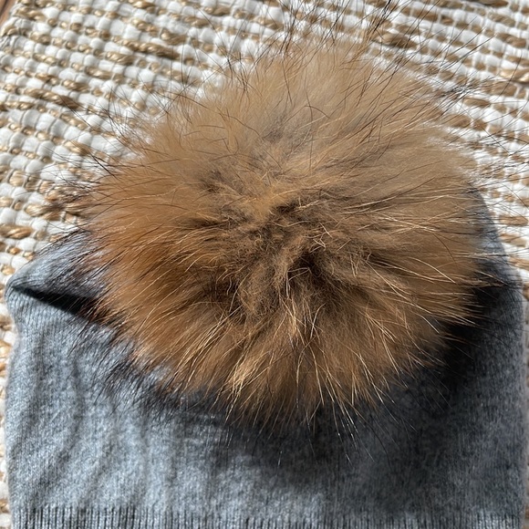 BRAND NEW Grey Knit Beanie with Fur Pom - Never Worn - Picture 3 of 3